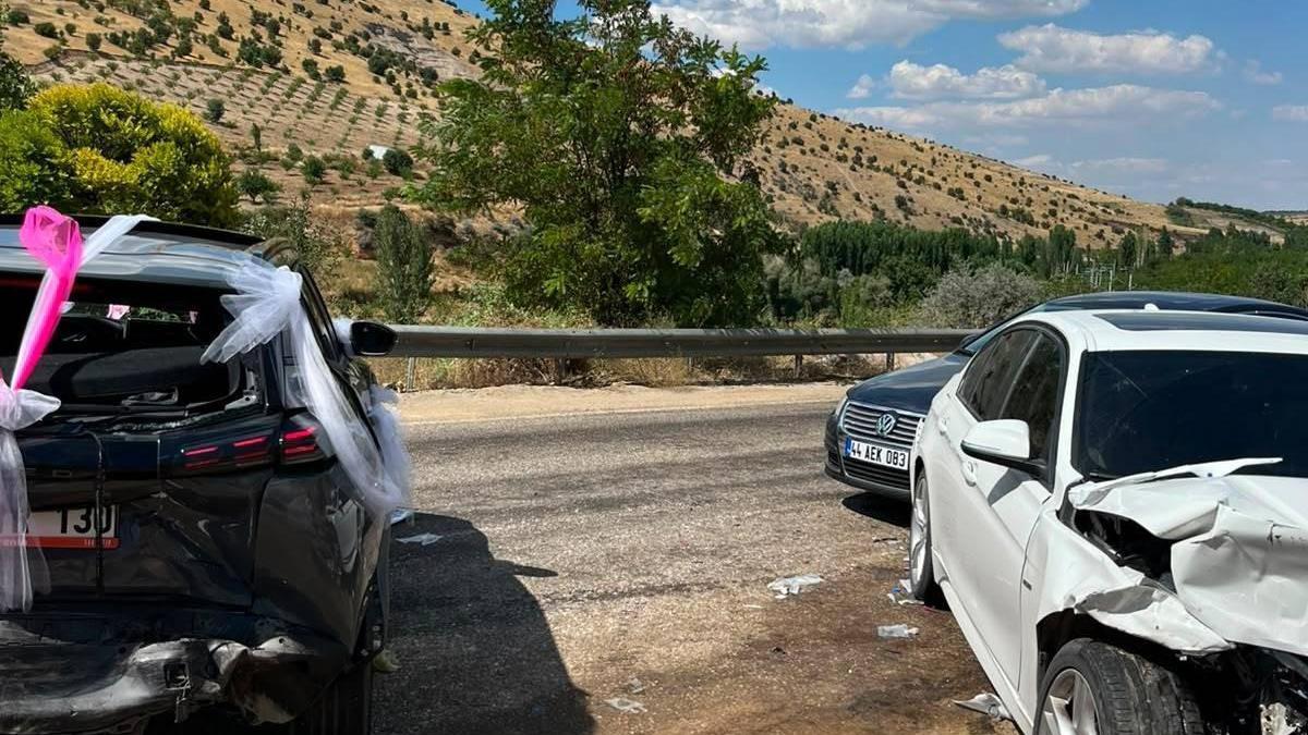 Malatya'da düğün konvoyunda zincirleme kaza; 4 yaralı haber görseli