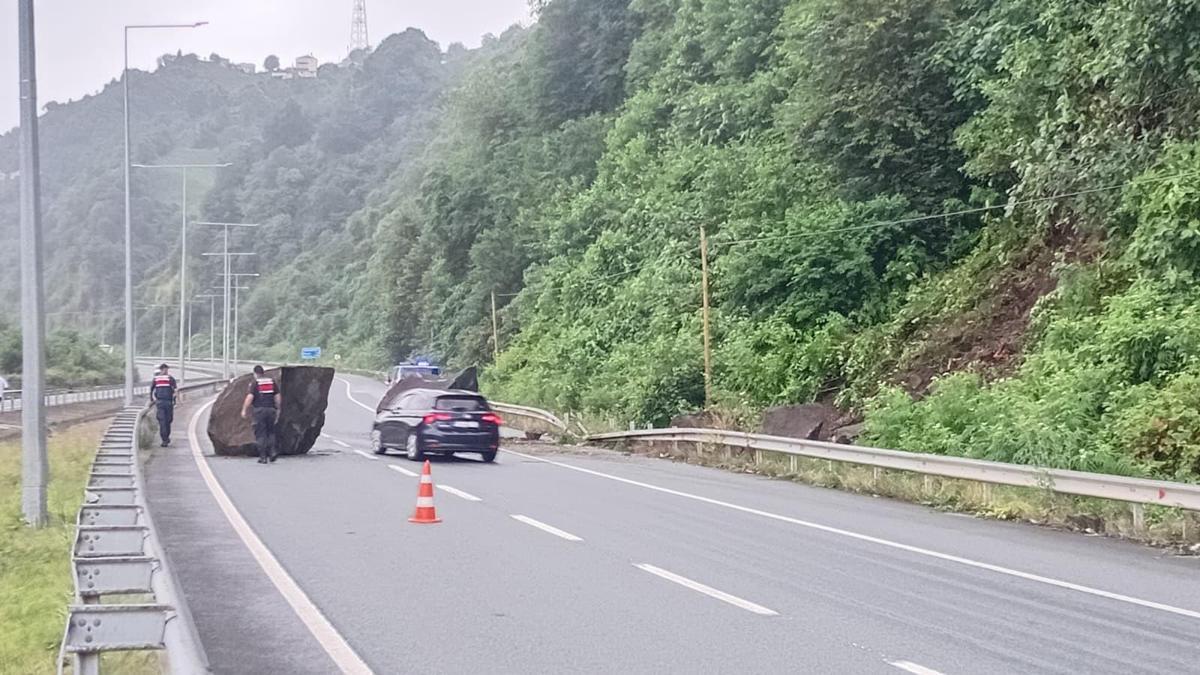 Rize'de dev kayalar sahil yoluna düştü haber görseli