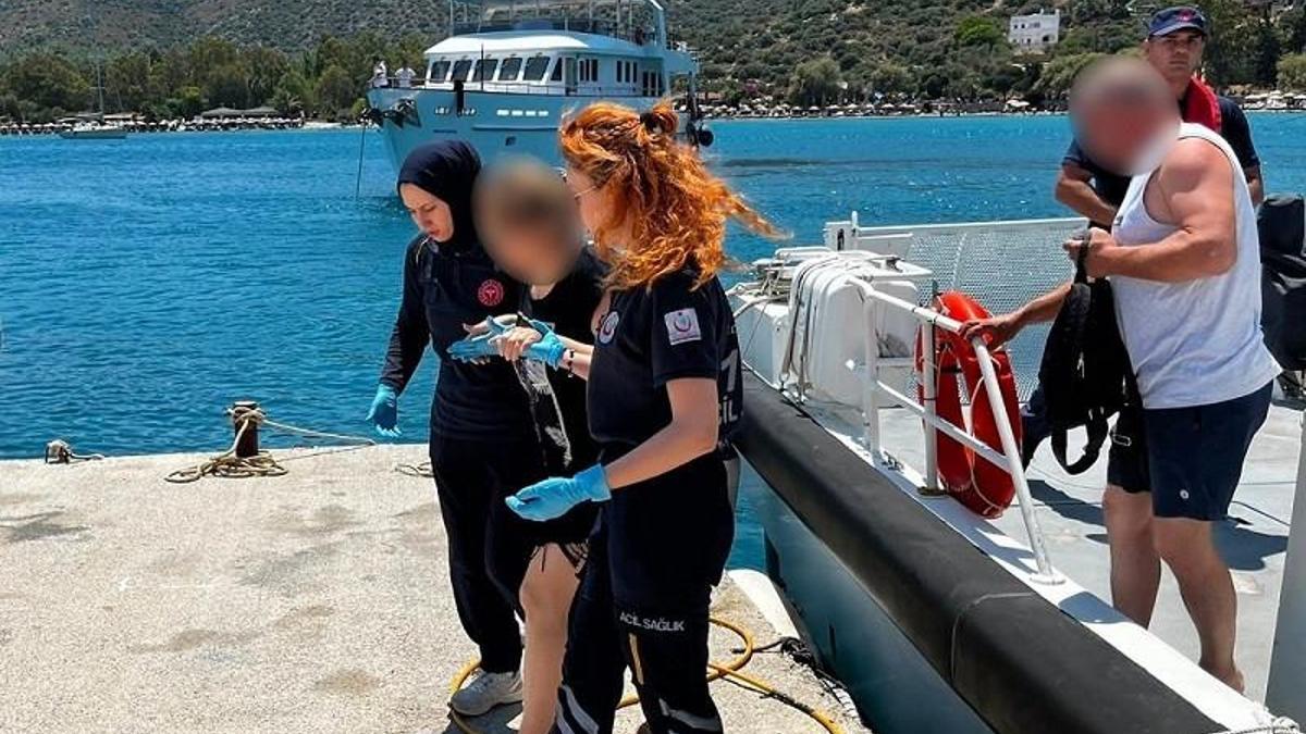 Muğla açıklarında gezi teknesinde yaralanan kişiye tıbbi tahliye