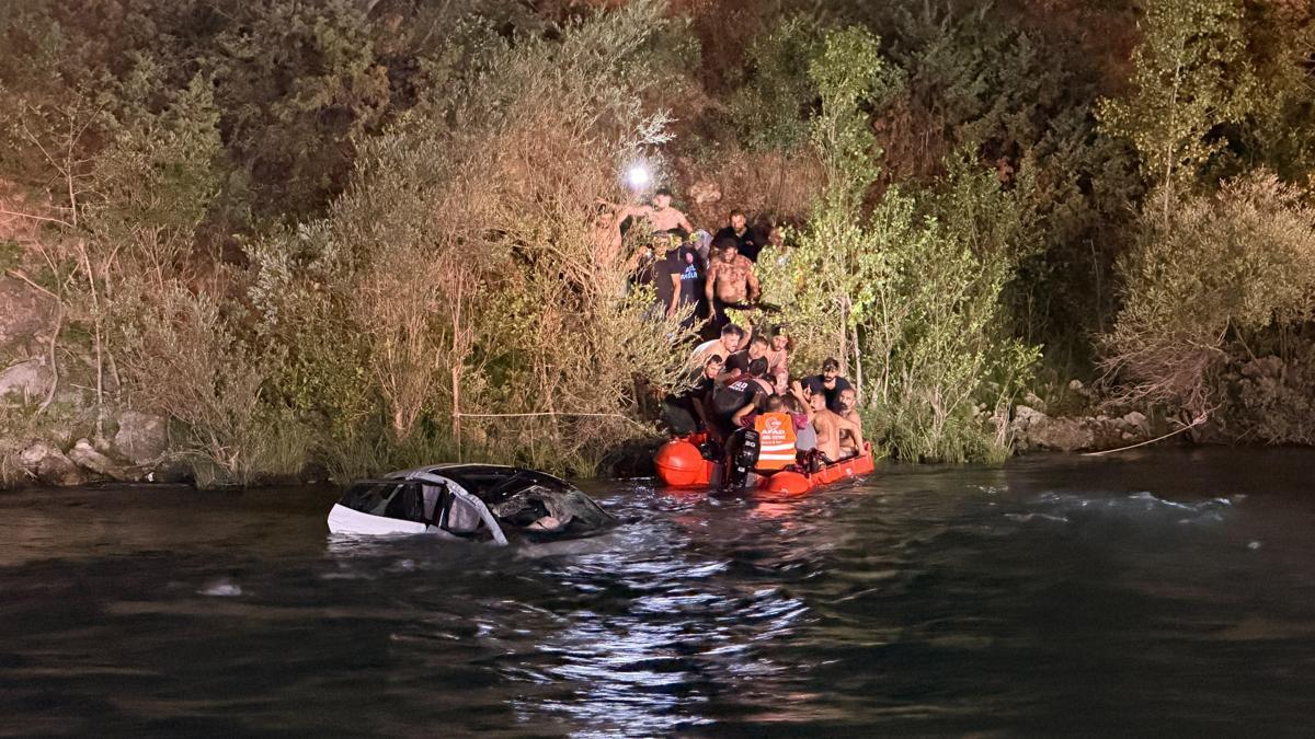 Tunceli’de otomobil takla atıp Munzur Nehri’ne düştü: 2 yaralı haber görseli