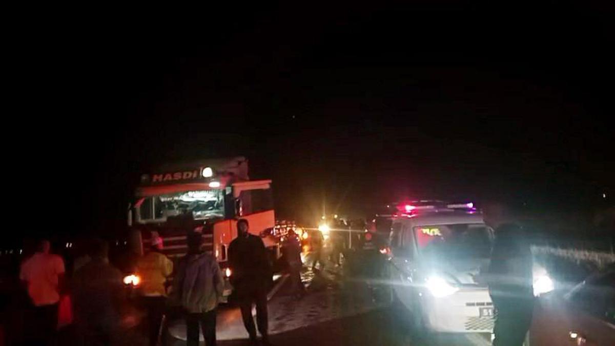 Niğde- Kayseri yolunda traktörle çarpışan kamyonet alev aldı: 3 yaralı haber görseli
