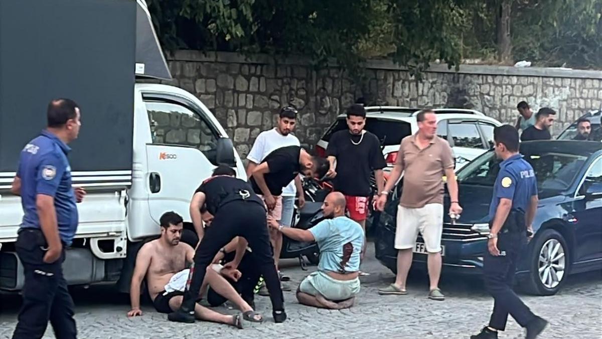 Kağıthane’de trafikte yol verme kavgasında 4 kişiyi bıçakladı; polis havaya ateş açtı haber görseli