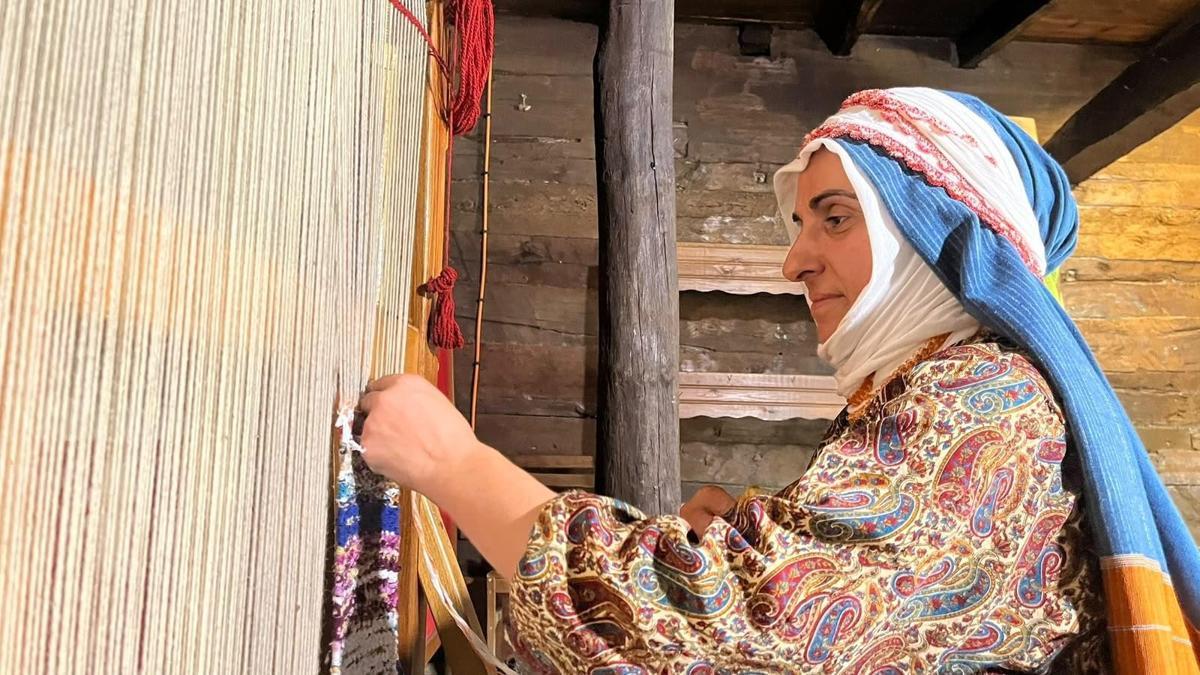 10 yıldır poşetleri kumaşa dönüştürüyor haber görseli