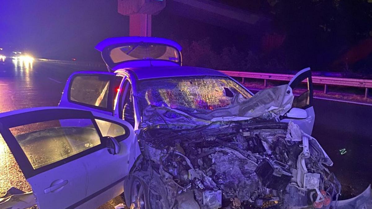 Otomobil kamyona çarptı: 1 ölü, 2'si çocuk 3 yaralı haber görseli