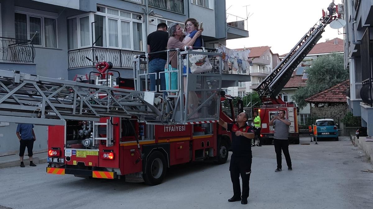 Apartmandaki yangında mahsur kalanlar, merdivenli araçla kurtarıldı haber görseli