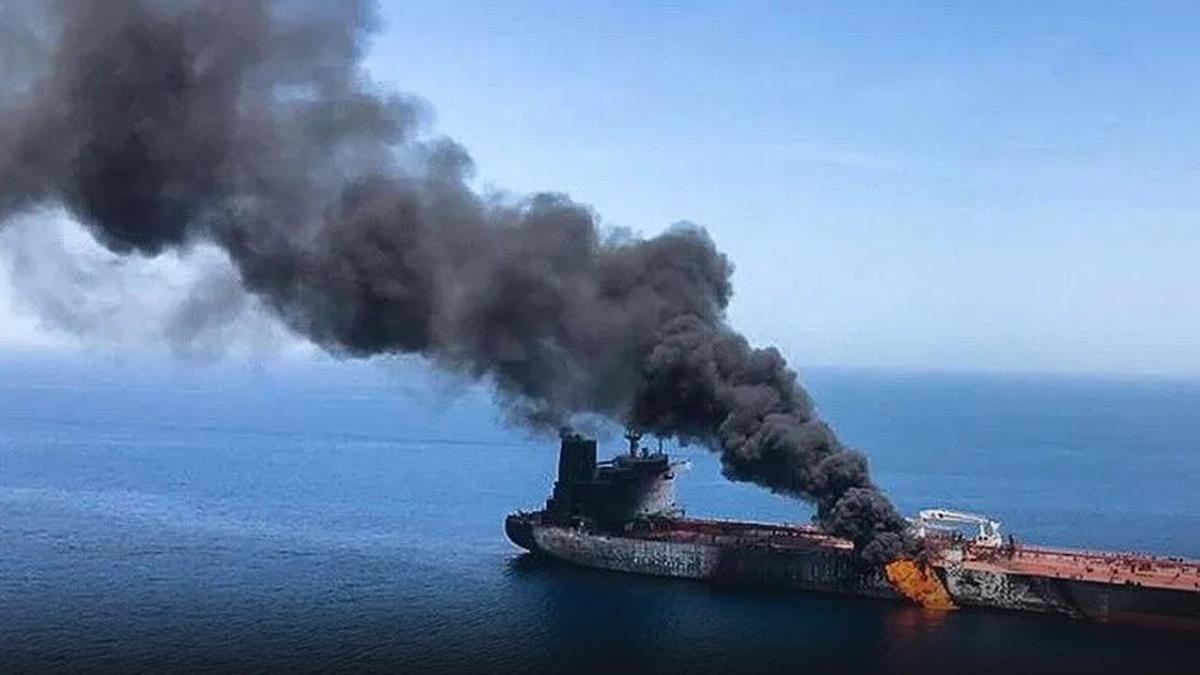 KIZILDENİZ KAYNIYOR! Husiler, Suudi petrol tankerini balistik füzelerle vurdu haber görseli