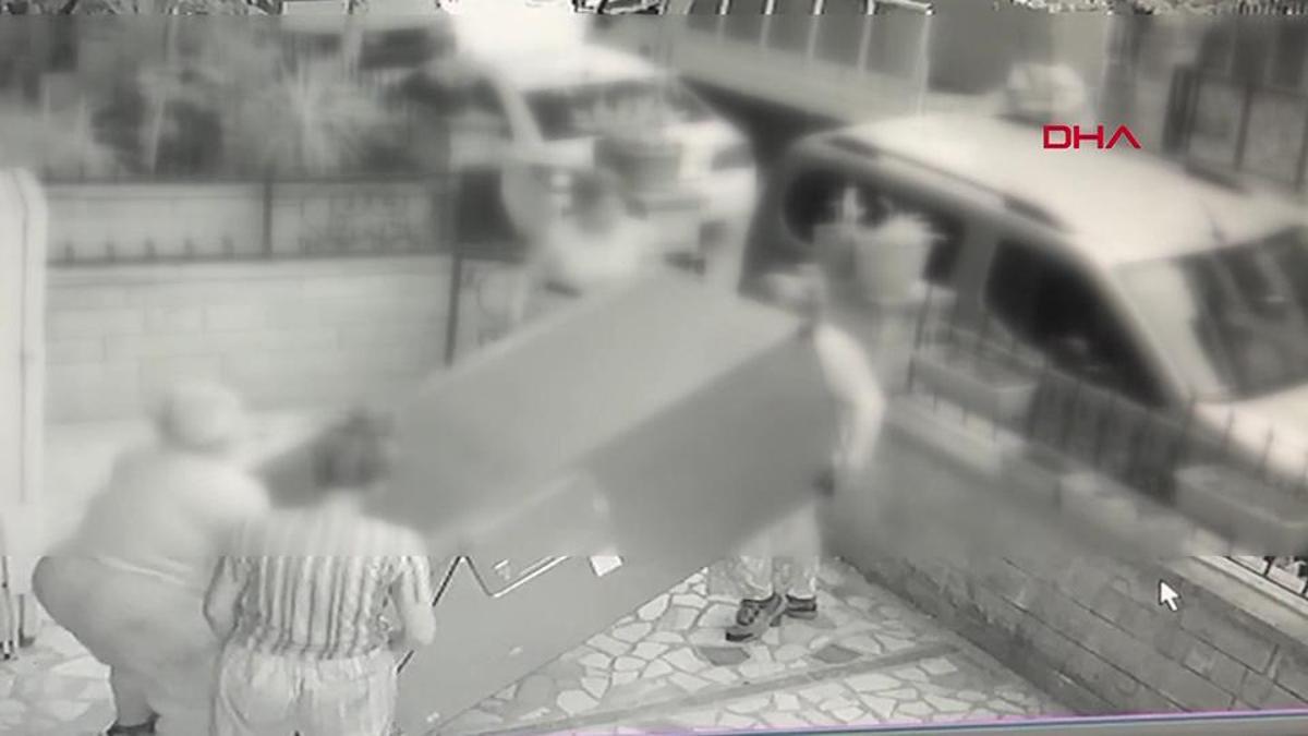 4 kadın buzdolabını böyle çaldı haber görseli