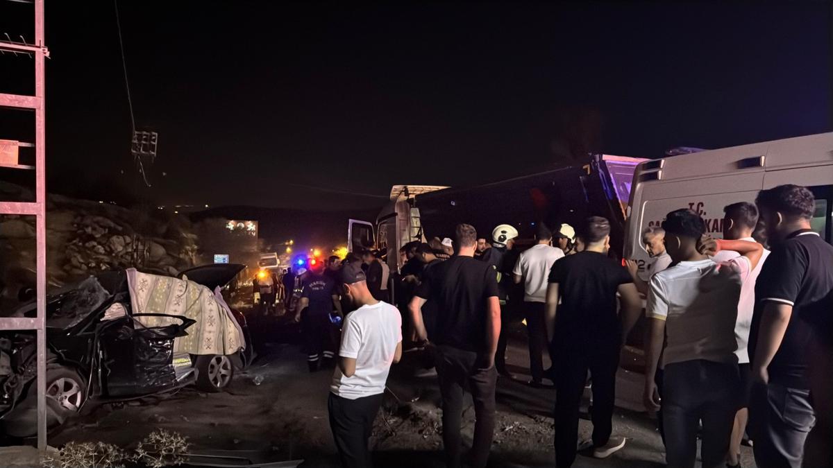Mardin'de otomobil ile kamyon çarpıştı: 2 ölü, 6 yaralı haber görseli