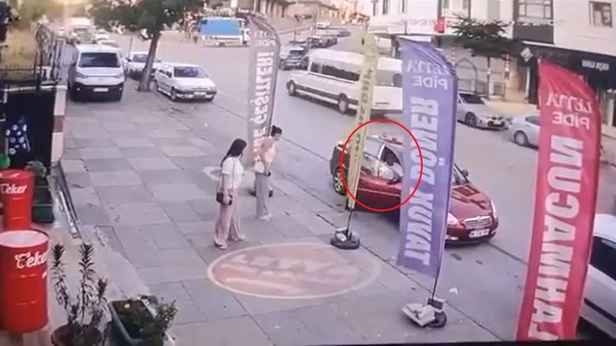 Kızlara laf atanları uyardı, tekme tokat dövüldü haber görseli