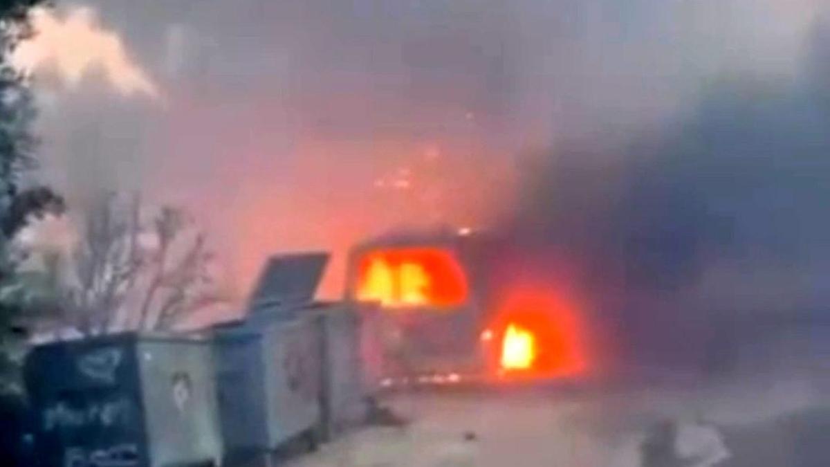 Çalılık yangında araç ve ev hasar gördü haber görseli