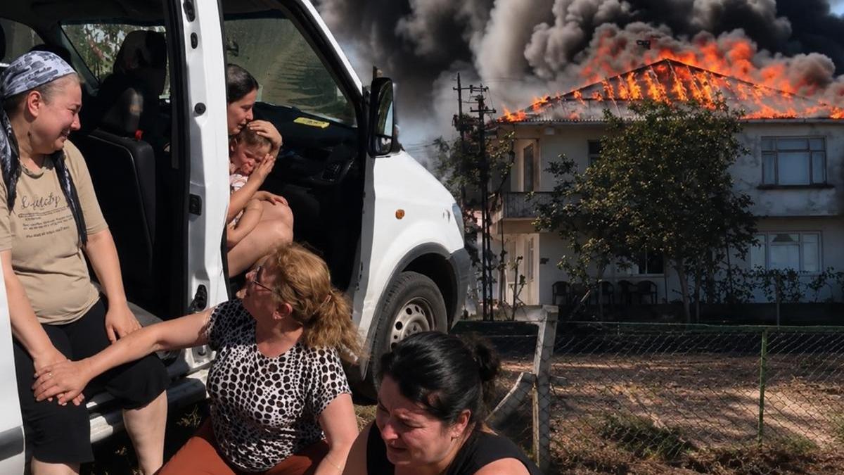 Yıllardır verdikleri emek kül oldu! Evlerinin yanışını ağlayarak izlediler