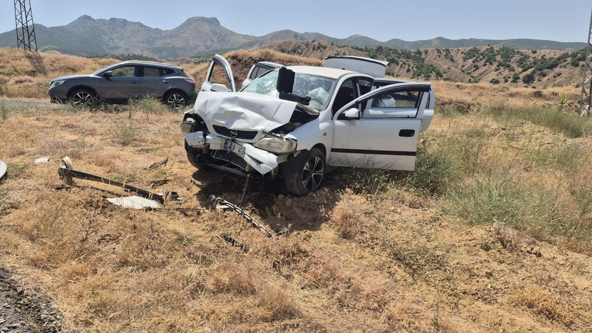 Bingöl'de otomobiller kafa kafaya çarpıştı: 1'i ağır, 10 yaralı