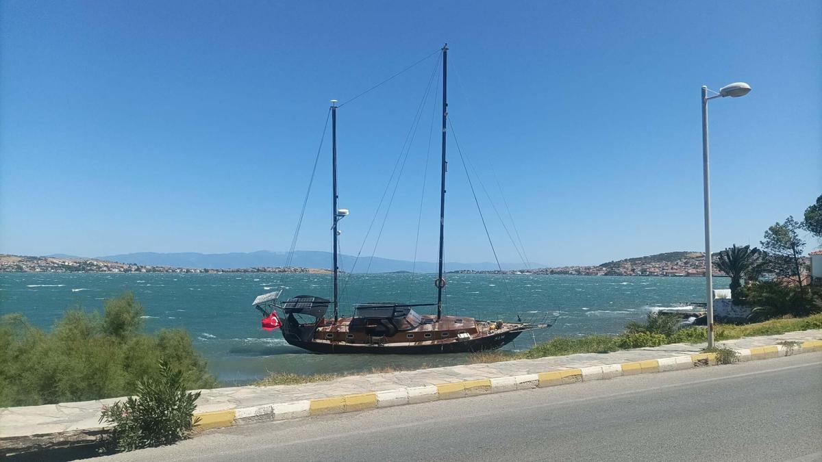 Ayvalık'ta kuvvetli rüzgar; yelkenli tekne kıyıya vurdu
