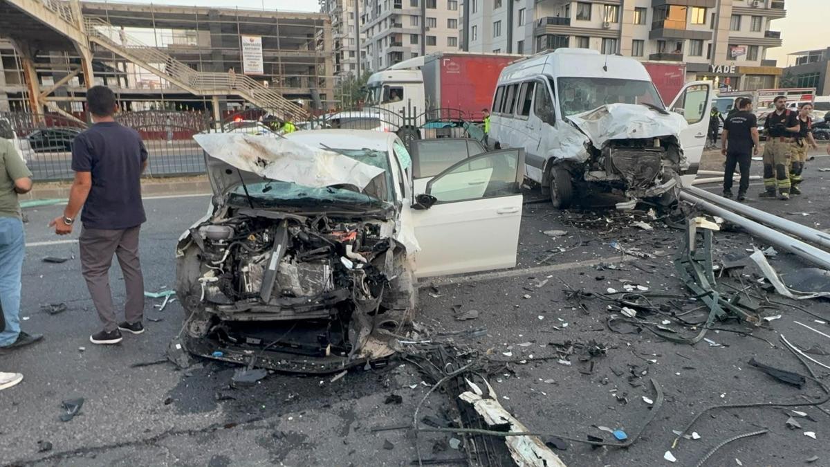 Diyarbakır'da 3 aracın karıştığı kazada 2 yaralı haber görseli