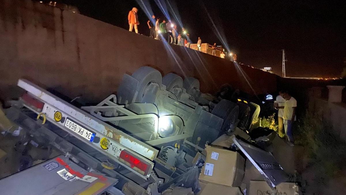 Karton yüklü TIR'ın 4 metreden araziye düştüğü kazada sürücü ağır yaralandı