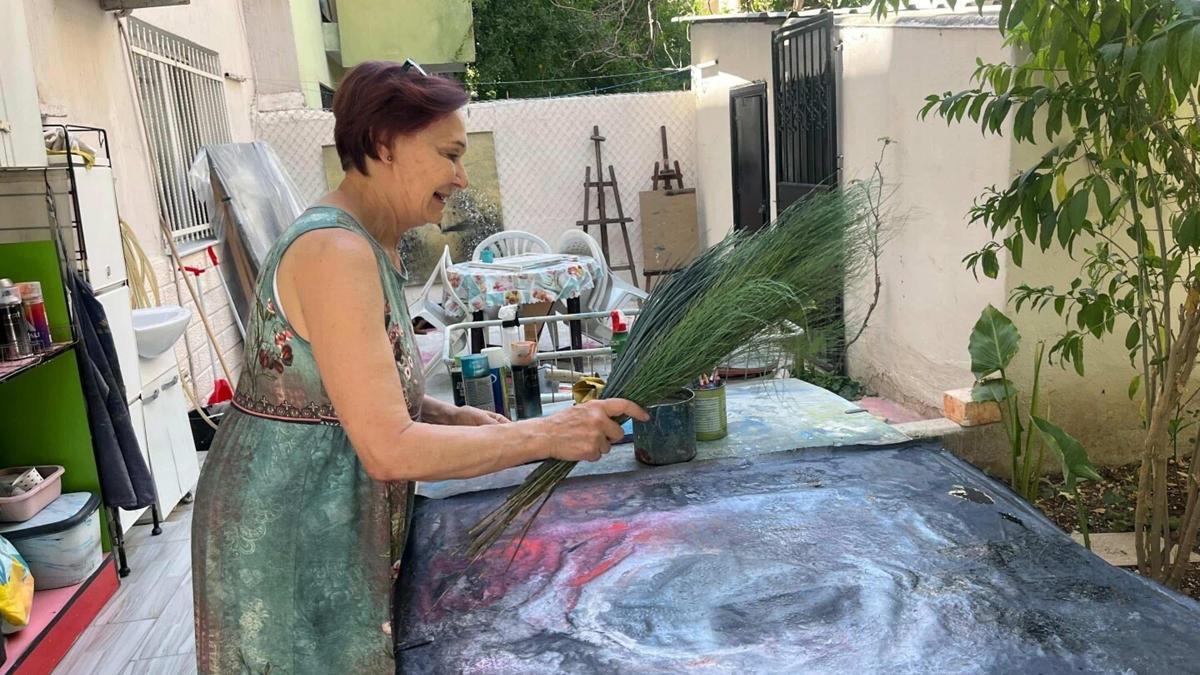 Emekli resim öğretmeni evinin bahçesini sanat atölyesine dönüştürdü
