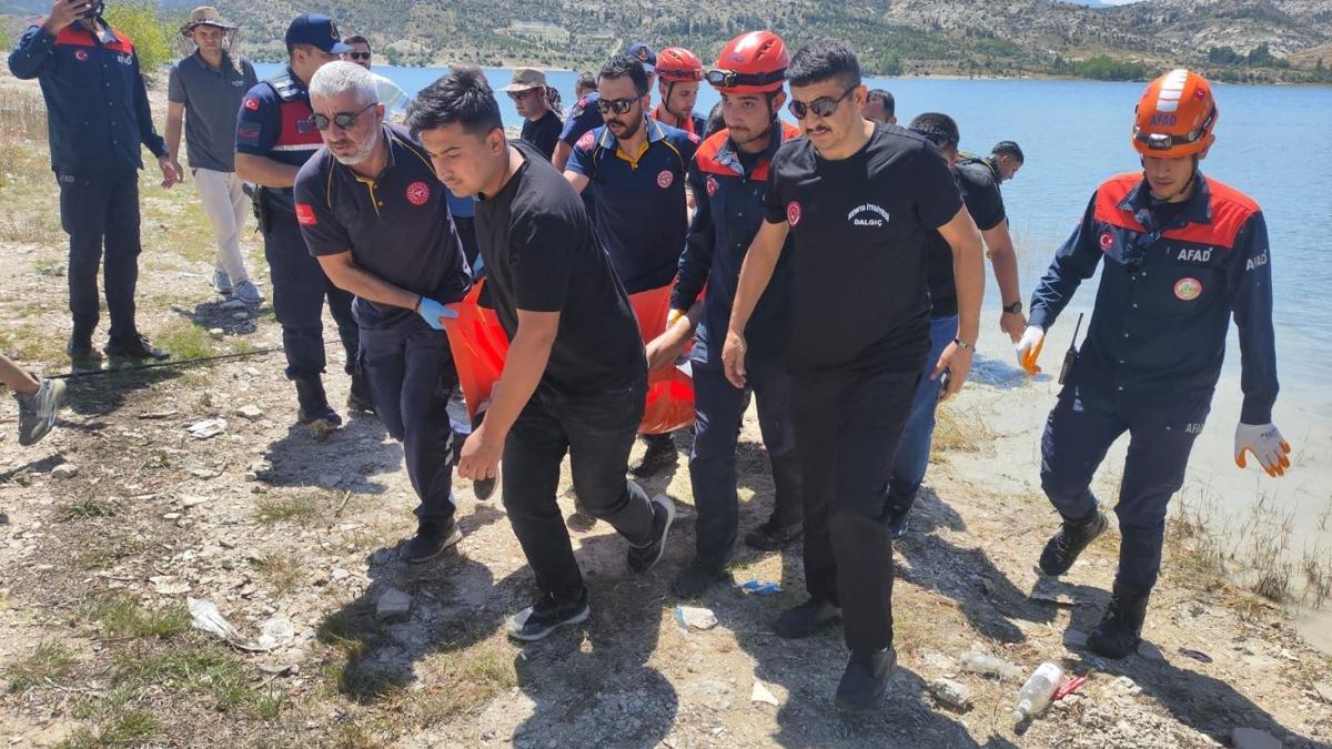 Sazlığa takılan balık yemleme botunu kurtarmaya çalışırken balçığa saplanıp öldü haber görseli