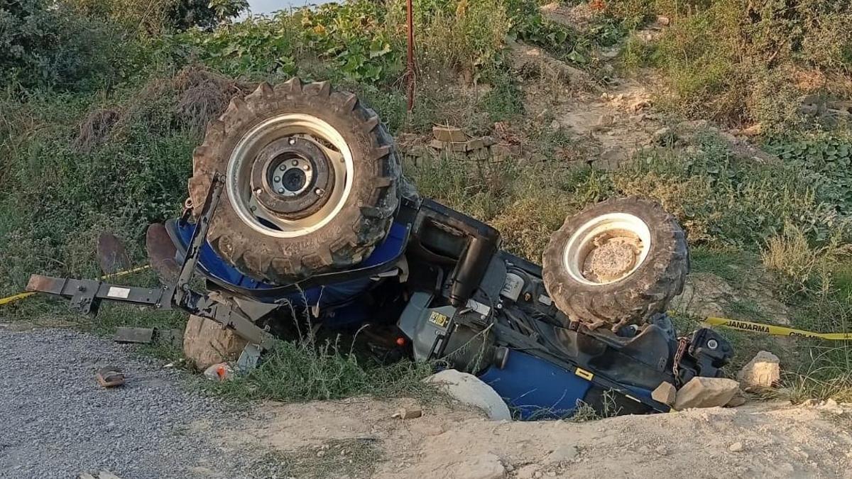Adana'da devrilen traktörün sürücüsü ağır yaralandı haber görseli
