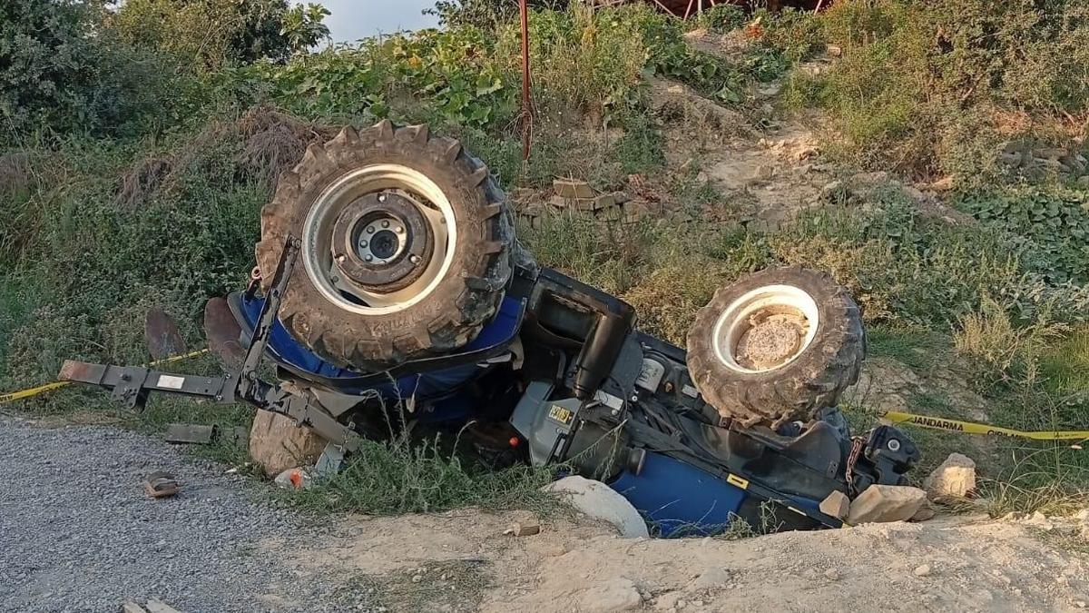 Devrilen traktörün altında kalan muhtar ağır yaralandı haber görseli