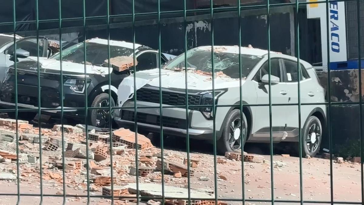 Sıfır araçların üzerine duvar çöktü: 30 milyon TL zarar var
