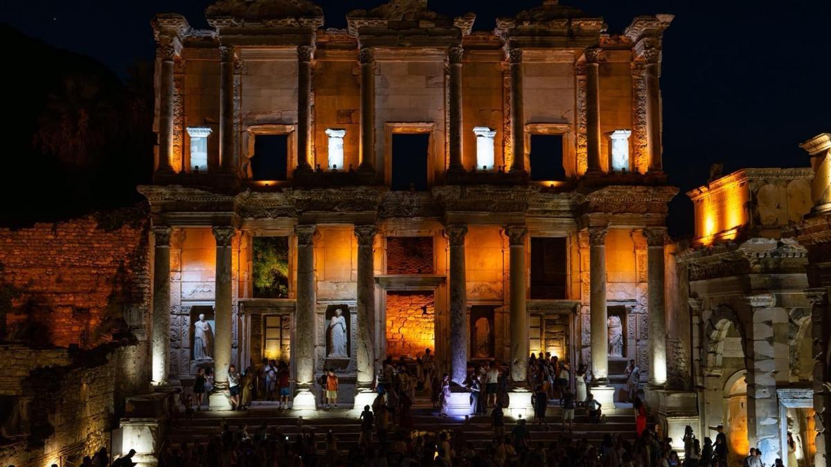 Türkiye gece müzeciliğinde dünyaya örnek oldu! Efes’te 2 ayda 213 bini aşkın ziyaretçi