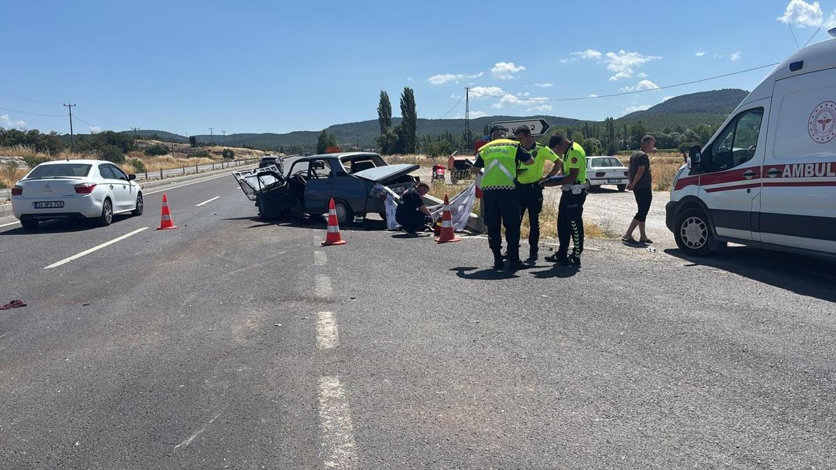 Kütahya'da 2 otomobil çarpıştı; 1 ölü, 1'i çocuk 4 yaralı haber görseli