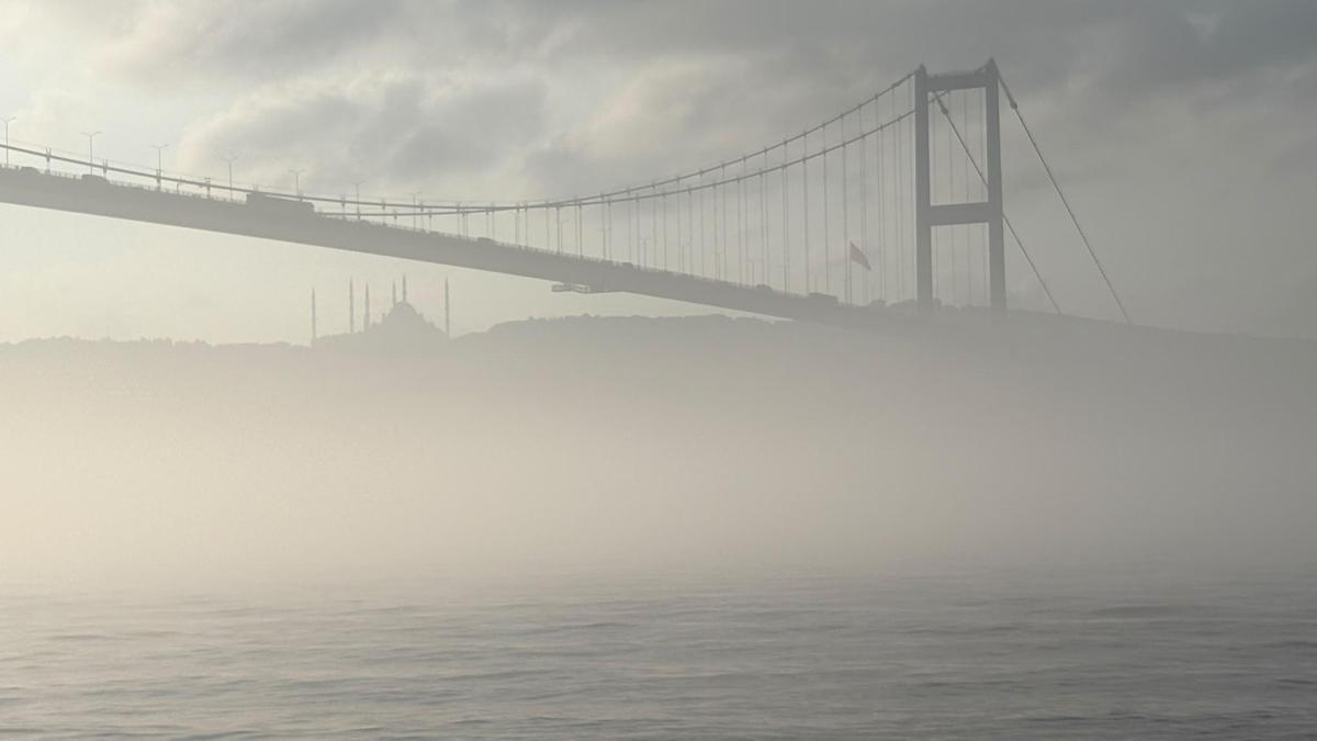 İstanbul'da Boğaz trafiğine sis engeli haber görseli