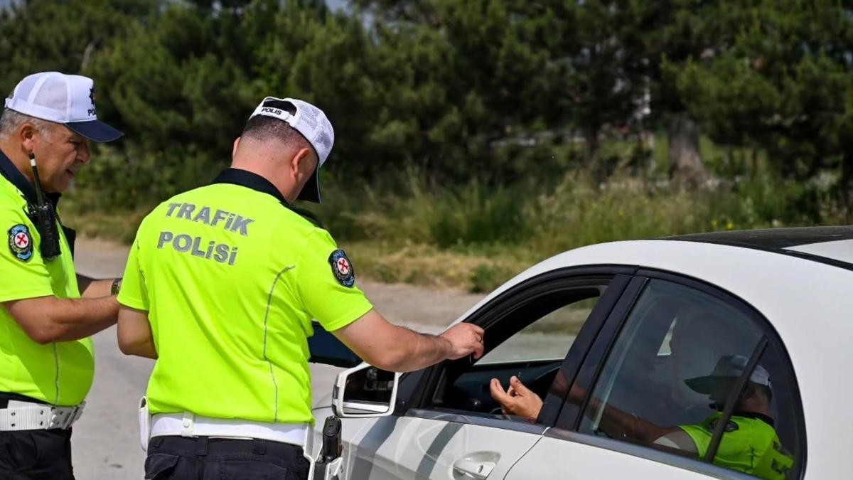 Bolu'da trafik denetimlerinde bin 337 sürücüye ceza haber görseli