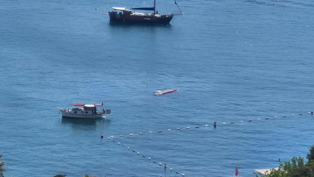 Bodrum'da su alan yelkenli tekne battı