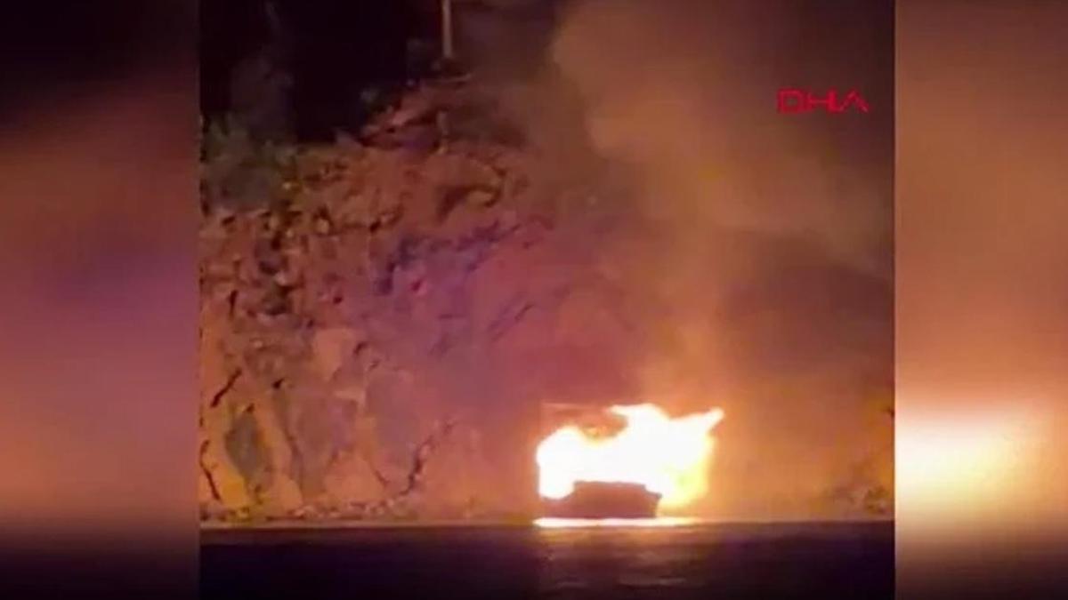 Antalya'da koyda demirli tur teknesi yandı