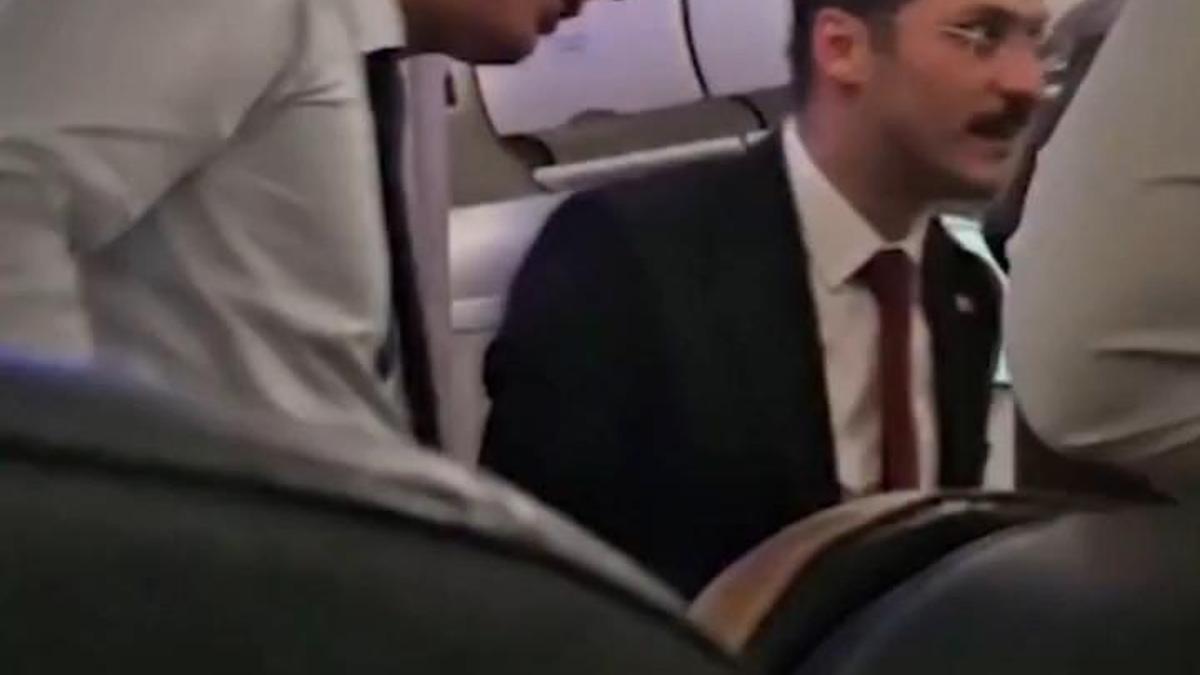 Bakan Memişoğlu, uçakta rahatsızlanan yolcuya müdahale etti haber görseli