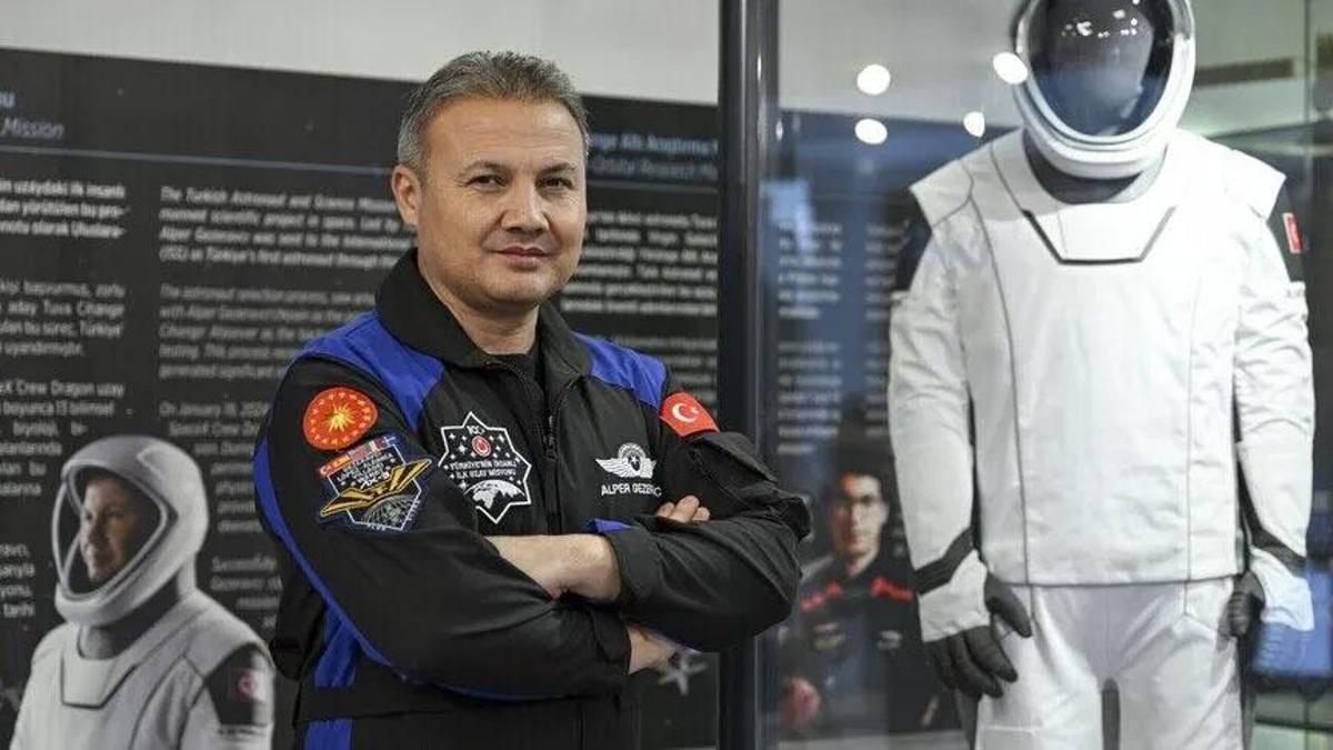 Türkiye'nin ilk astronotu Alper Gezeravcı, YAŞ'ta terfi etti