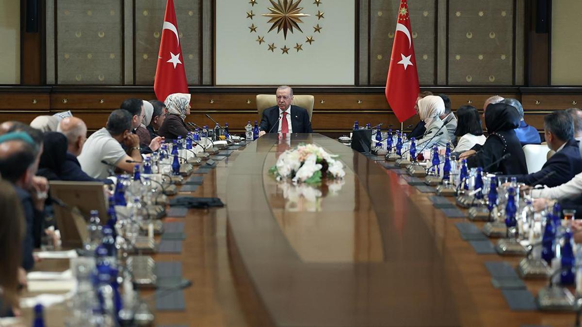 Cumhurbaşkanı Erdoğan, okul saldırısında hayatını kaybeden öğrencilerin aileleriyle görüştü
