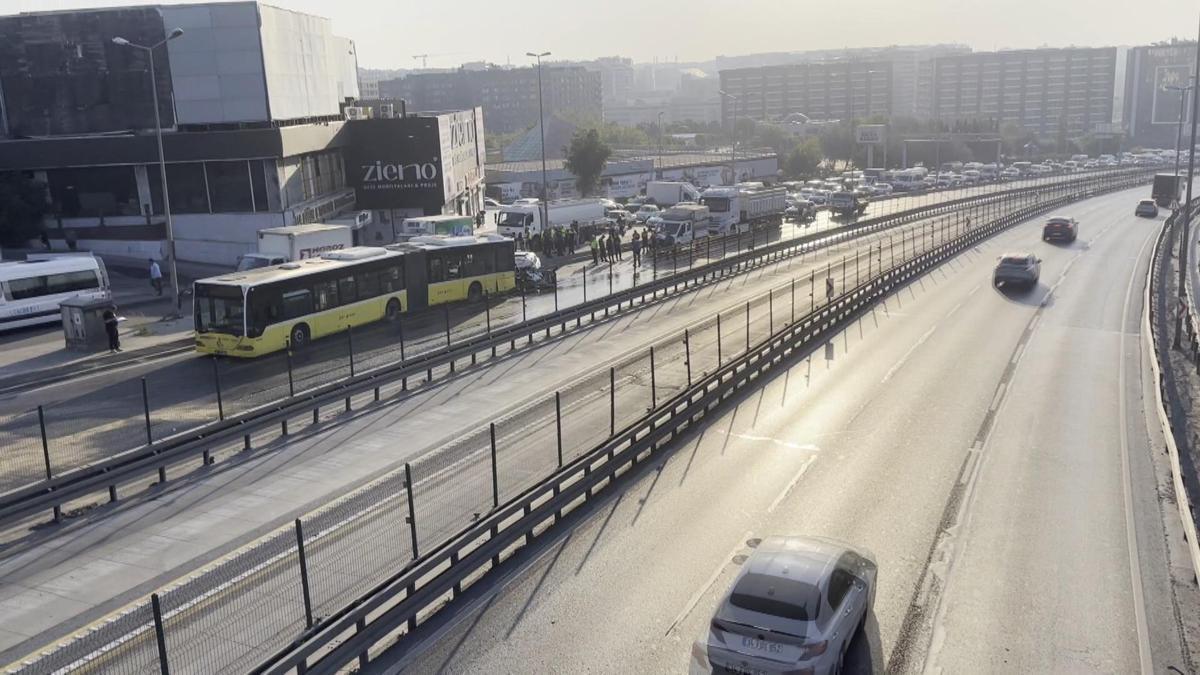 SON DAKİKA! Küçükçekmece'de otomobil İETT otobüsüne çarptı: Yaralılar var