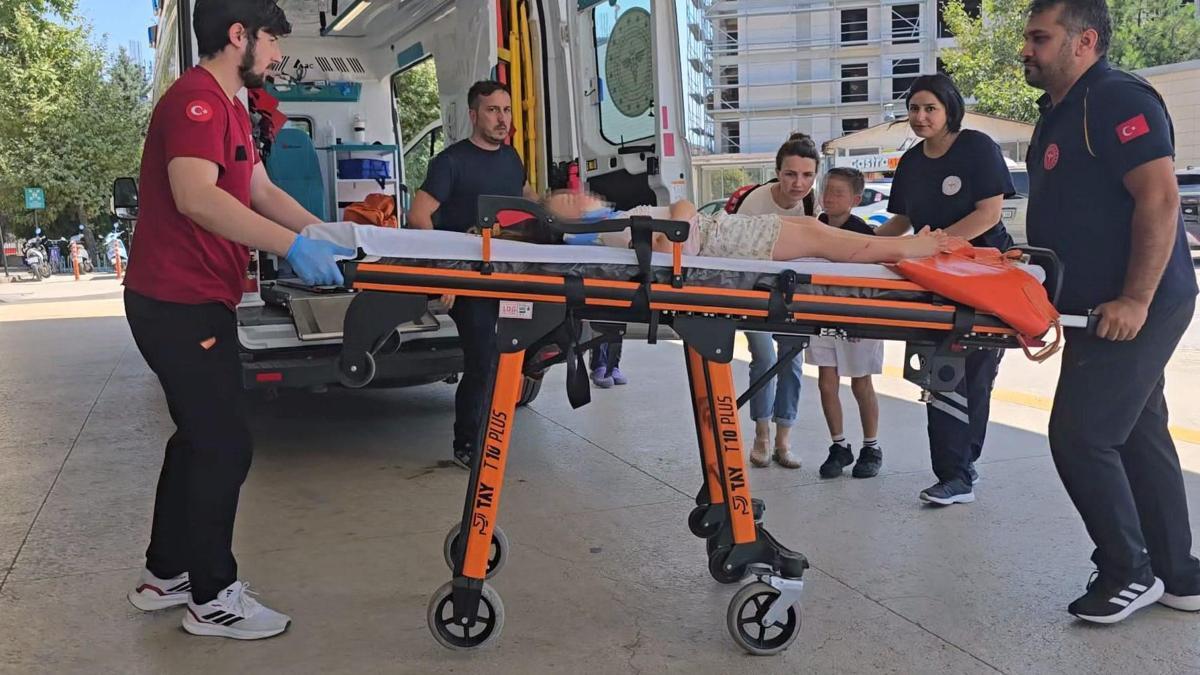 Otomobil ile motosiklet çarpıştı; sürücü ile 2 çocuğu yaralandı haber görseli