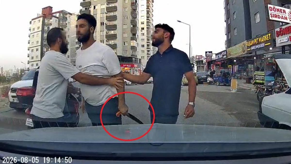 Trafikte testereyle saldırı! Şoke eden anlar kamerada