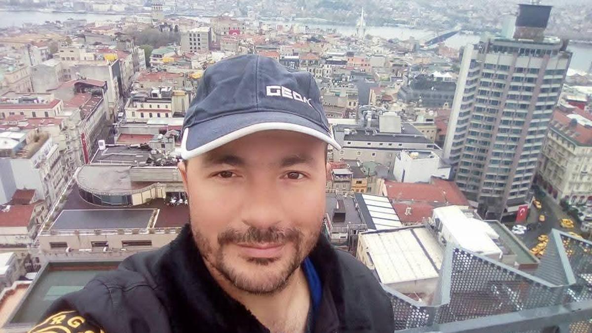 Devrilen traktörün sürücüsü ağır yaralandı haber görseli