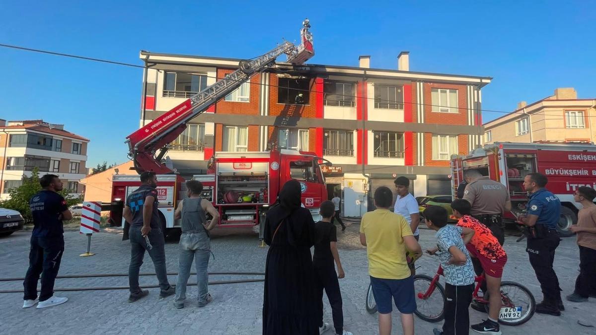Eskişehir’de iki katlı binada yangın: 4 kişi dumandan etkilendi haber görseli