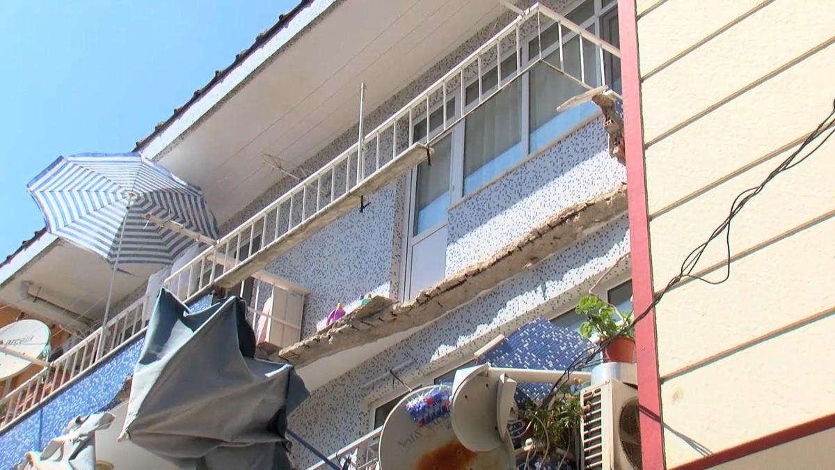 Ümraniye'de 2 katlı binadaki dairenin balkonu çöktü haber görseli