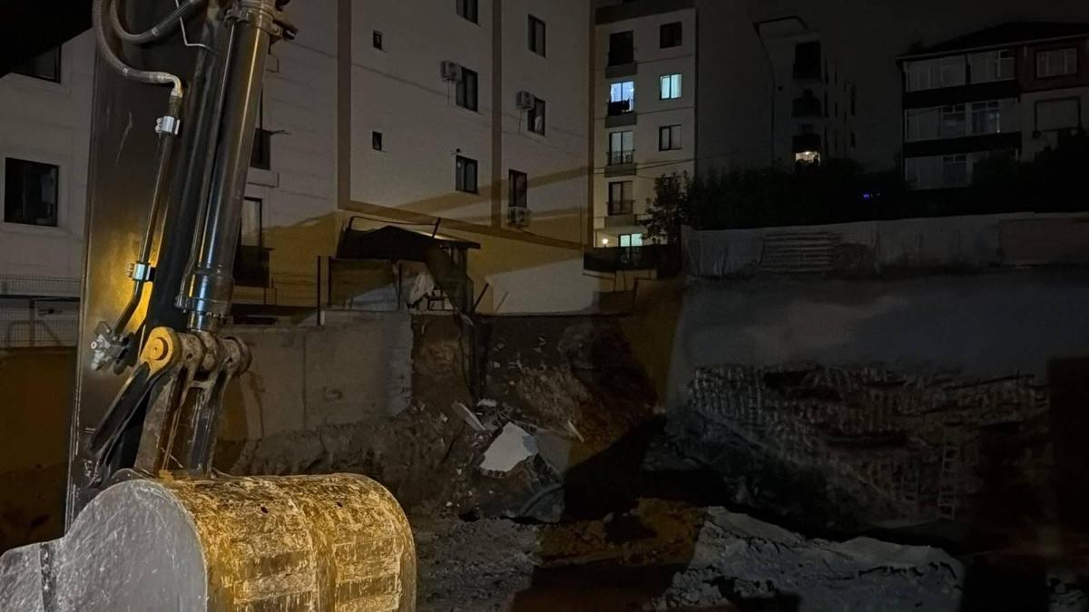 Çekmeköy’de inşaatın istinat duvarı çöktü: 32 kişi tahliye edildi
