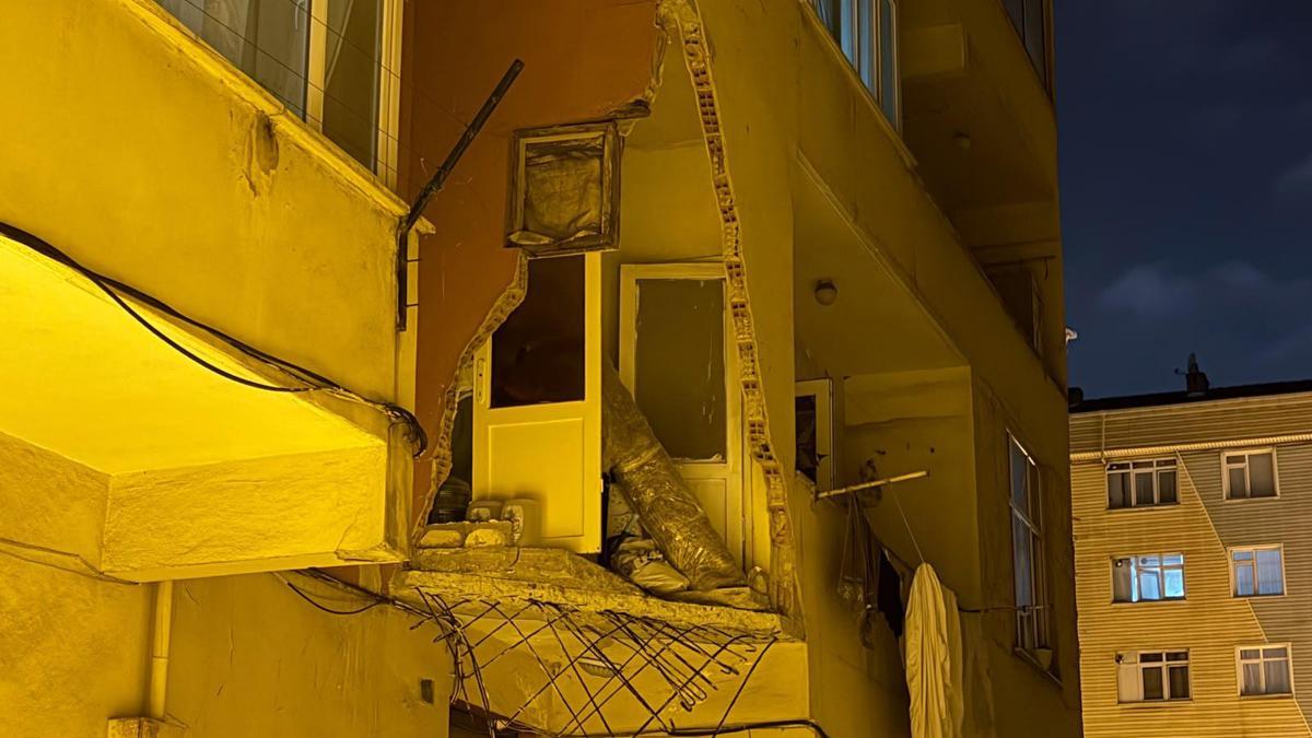 Güngören’de 5 katlı binanın balkonu çöktü; bina sakinleri tahliye edildi haber görseli