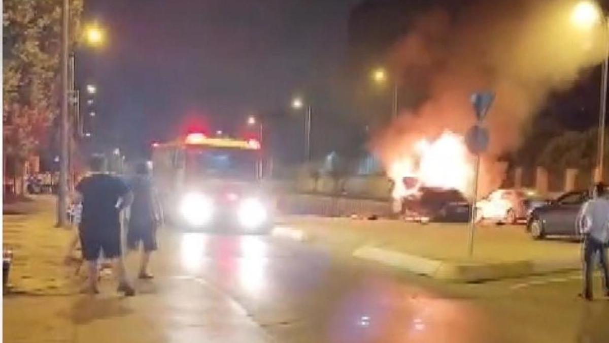 Sultanbeyli’de park halindeki araçlara çarpan otomobil alev aldı; kaçan sürücü yakalandı haber görseli
