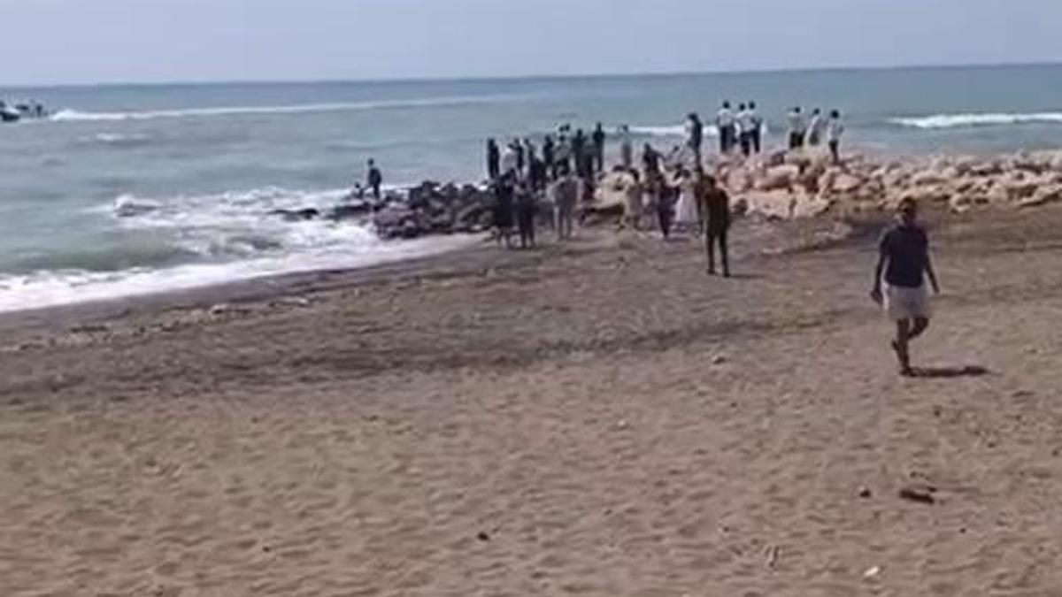 Hatay'da dalgalara kapılan çocuklardan 2'si kurtarıldı, biri kayboldu haber görseli