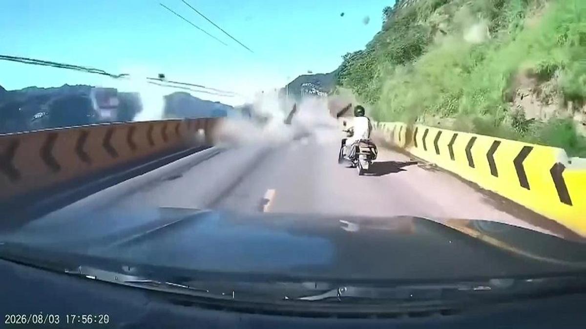Çin'de feci kaza! Dağ yolunda otomobile kaya çarptı haber görseli