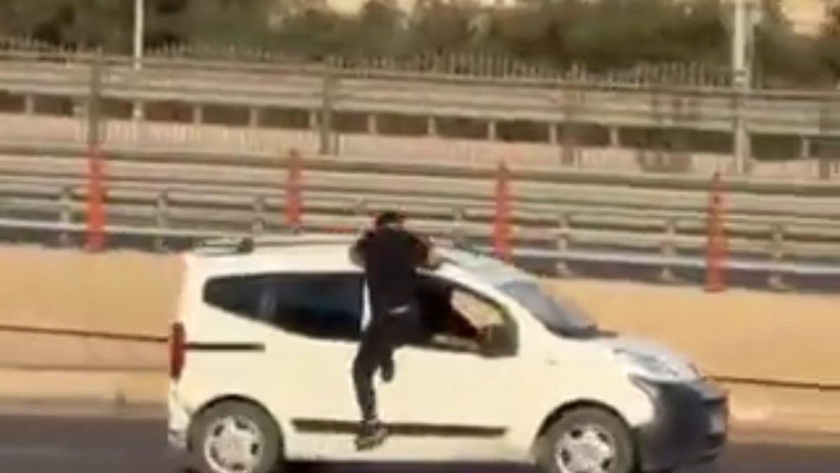 Kavga ettiği kardeşinin aracına tutunup, camdan girmeye çalıştı