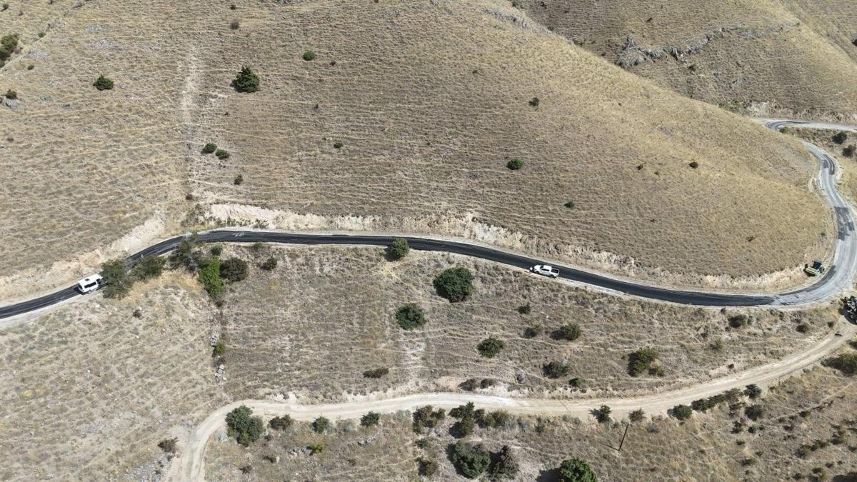 Keban'ın Çalık köyü yolunda asfaltlama çalışması haber görseli