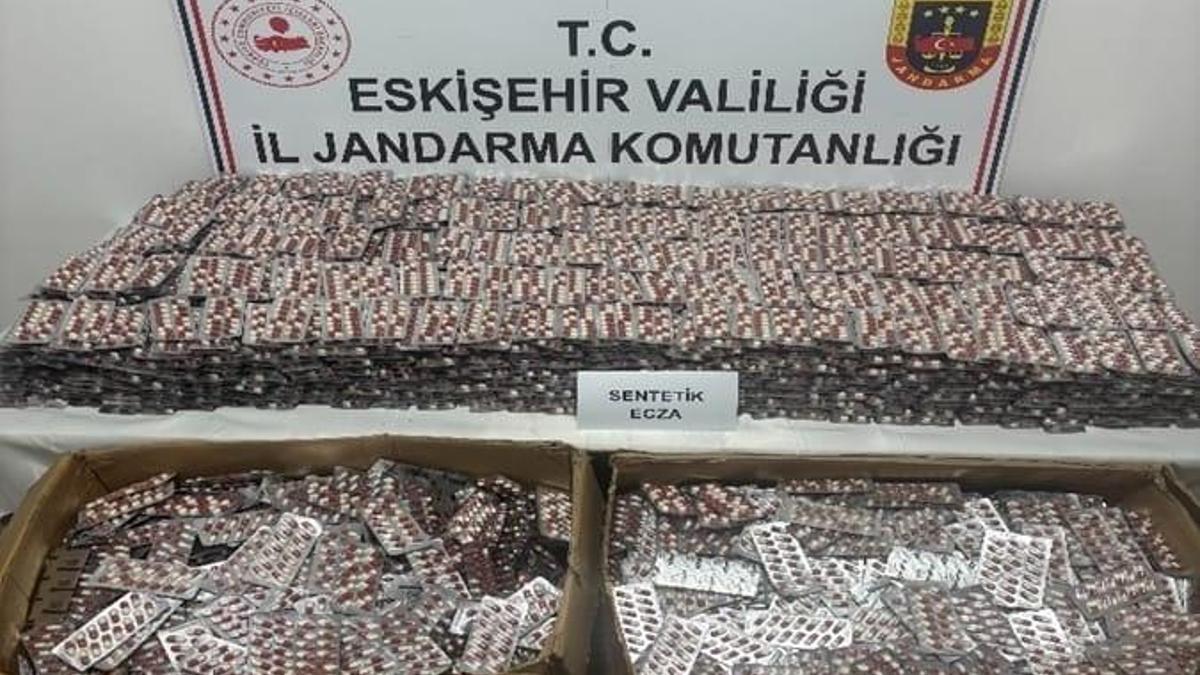 Araçlarında 84 bin sentetik hap ile yakalanan 3 şüpheli tutuklandı haber görseli