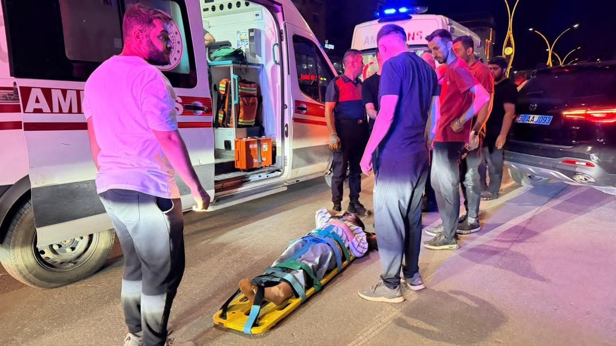 Otomobil, park halindeki 2 araca çarpıp devrildi; 4 yaralı haber görseli