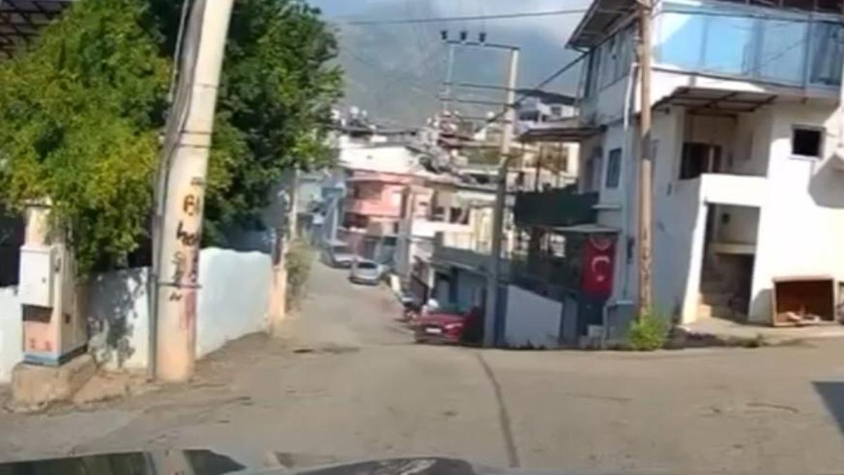 Sürücüsünün yol vermek için geri manevra yaptığı otomobil duvara çarptı; kaza kamerada haber görseli