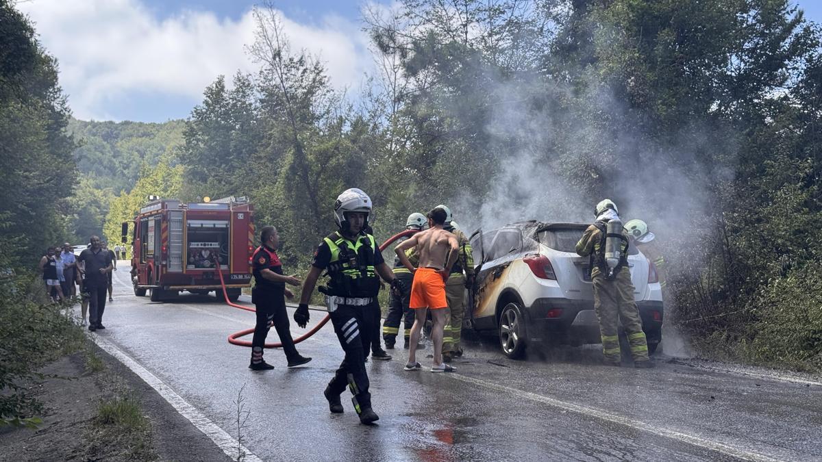Bartın'da seyir halindeki otomobilde çıkan yangın söndürüldü haber görseli